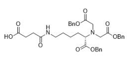 (S)-4-((6-(benzyloxy)-5-(bis(2-(benzyloxy)-2-oxoethyl)amino)-6-oxhexyl)amino)-4-oxobutaanzuur CAS 637331-50-1